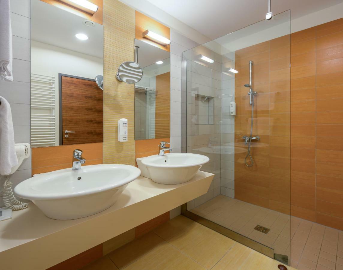 Bretanide Sport & Wellness Resort Бол Экстерьер фото